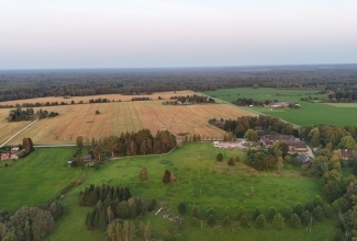 Droonivõte Viljandi vallast Loodi piirkonnas- pildil on metsad, põllud, hooned